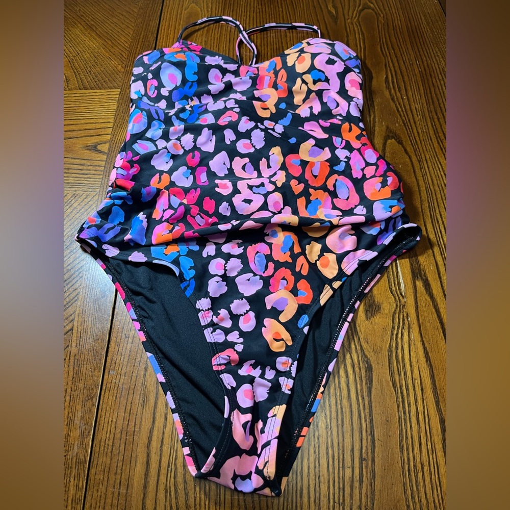 CUPSHE ONE PIECE SWIMSUIT. NWT. SIZE MEDIUM.